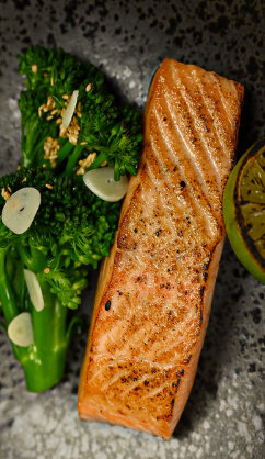 Baked salmon with broccoli & lime